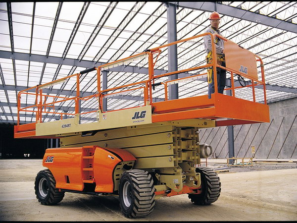 Saxlift, självg, med stödben, XL plattform < 15 m pfh, diesel